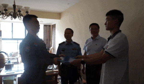 配资伐 歼16飞行员、院士、明星、无人机……大学录取通知书刮起“硬核”派送风